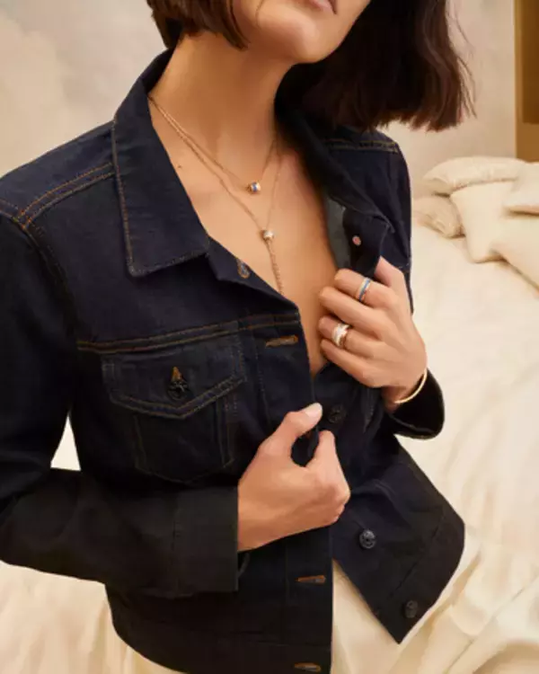 「パリの空を連想させるアジュールブルーのセラミック。ブシュロン の新作「キャトル ブルー」発売」の画像