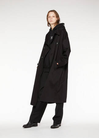 「Y's × New Era」ブラックとホワイトのシンプルなカラーリングで統一された2020秋冬コレクション