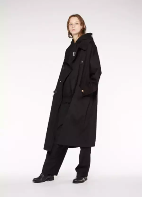 「「Y's × New Era」ブラックとホワイトのシンプルなカラーリングで統一された2020秋冬コレクション」の画像