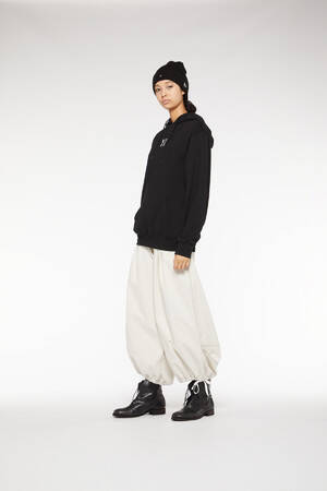 「Y's × New Era」ブラックとホワイトのシンプルなカラーリングで統一された2020秋冬コレクション