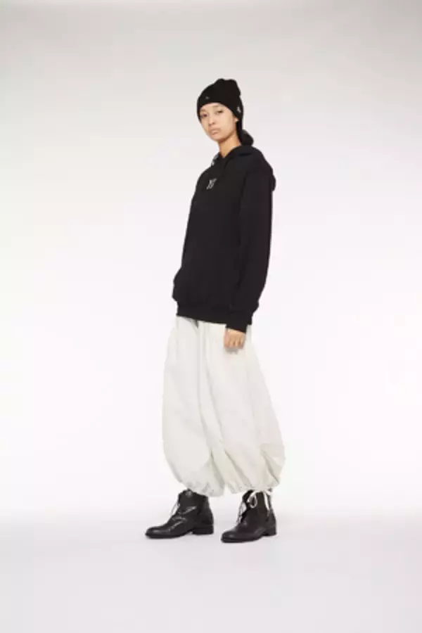 「「Y's × New Era」ブラックとホワイトのシンプルなカラーリングで統一された2020秋冬コレクション」の画像
