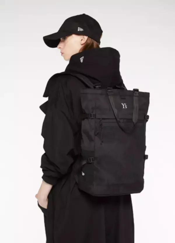 「「Y's × New Era」ブラックとホワイトのシンプルなカラーリングで統一された2020秋冬コレクション」の画像