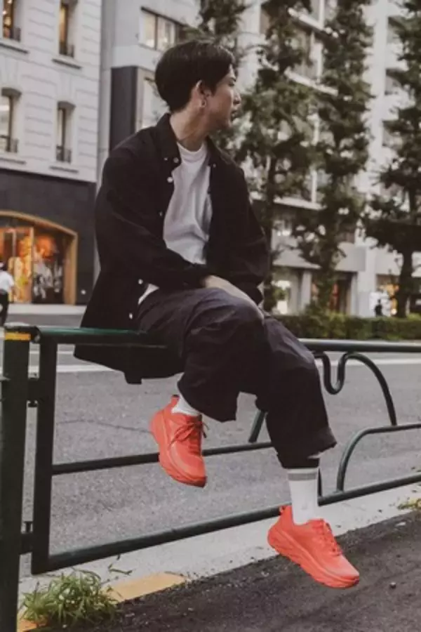 「HOKA ONE ONEの中で最大級のクッショニングモデル「BONDI 7」がatmos定番カラーで登場」の画像