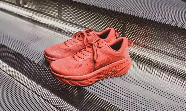 「HOKA ONE ONEの中で最大級のクッショニングモデル「BONDI 7」がatmos定番カラーで登場」の画像
