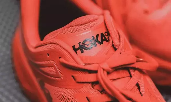 「HOKA ONE ONEの中で最大級のクッショニングモデル「BONDI 7」がatmos定番カラーで登場」の画像