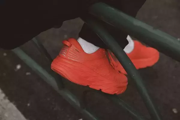 「HOKA ONE ONEの中で最大級のクッショニングモデル「BONDI 7」がatmos定番カラーで登場」の画像