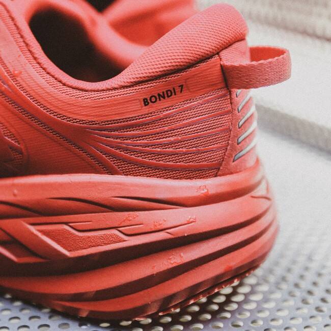 HOKA ONE ONEの中で最大級のクッショニングモデル「BONDI 7」がatmos定番カラーで登場