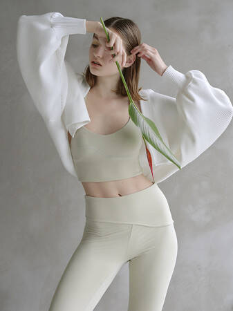 FASHION×BEAUTYの初コラボ! emmiがto/oneのペタルアイシャドウをイメージして染め上げたヨガウェアを発売