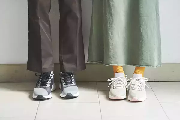 「北欧ブランドらしいミニマムデザインと機能性。ヒュンメルから厚底タイプの新作スニーカーが登場」の画像