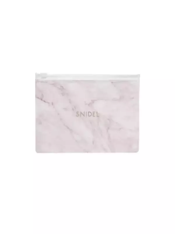 「大き目のサイズ×生地の斜めのラインが小顔効果抜群! スナイデルから秋服に合うマスクが登場」の画像