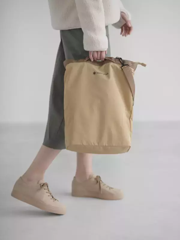 「アウトドアでもデイリーでも! 「エミ」×「スノーピーク」初のコラボレーションアイテム発売」の画像