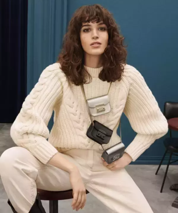 「フルラが2020秋冬の広告キャンペーンをローンチ。モデルにはイタリア人女優のグレタ・フェロを起用」の画像