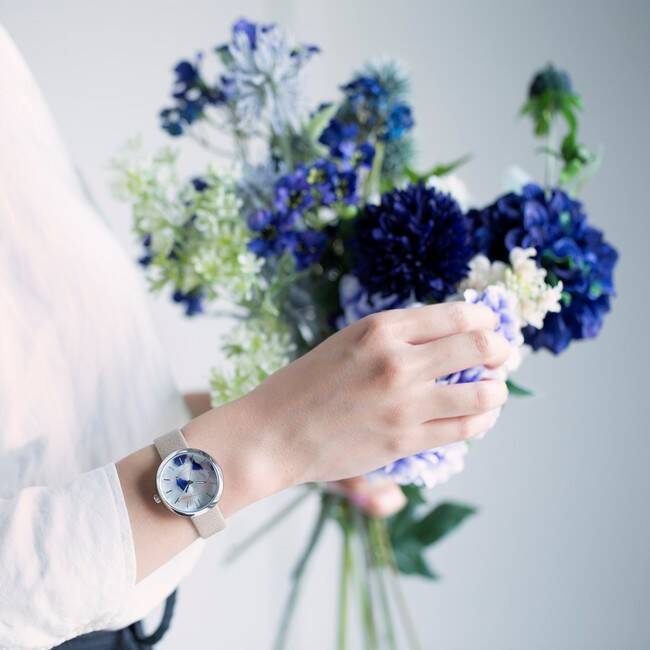 フラワーアーティスト前田有紀の「gui flower design」とコラボした、プリザーブドフラワーを散りばめた腕時計