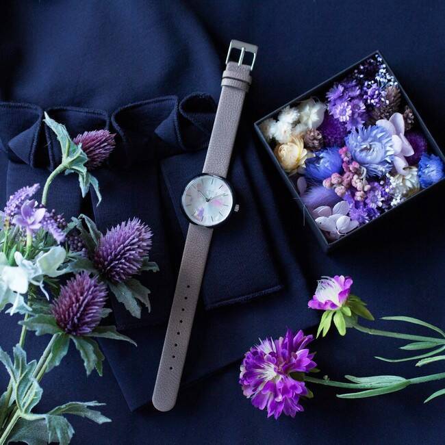 フラワーアーティスト前田有紀の「gui flower design」とコラボした、プリザーブドフラワーを散りばめた腕時計