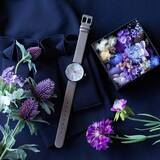 「フラワーアーティスト前田有紀の「gui flower design」とコラボした、プリザーブドフラワーを散りばめた腕時計」の画像2