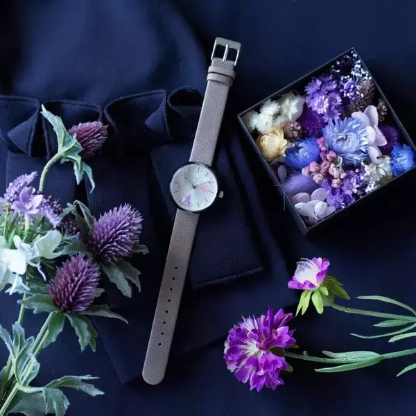 「フラワーアーティスト前田有紀の「gui flower design」とコラボした、プリザーブドフラワーを散りばめた腕時計」の画像