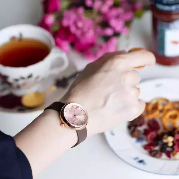 「フラワーアーティスト前田有紀の「gui flower design」とコラボした、プリザーブドフラワーを散りばめた腕時計」の画像