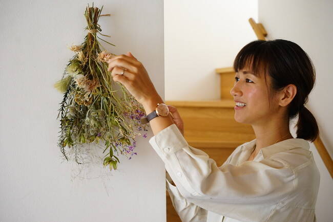 フラワーアーティスト前田有紀の「gui flower design」とコラボした、プリザーブドフラワーを散りばめた腕時計