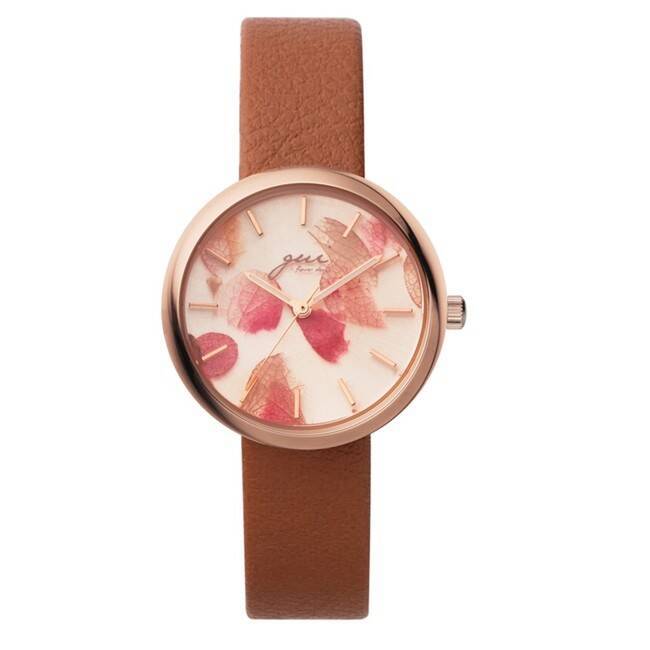 フラワーアーティスト前田有紀の「gui flower design」とコラボした、プリザーブドフラワーを散りばめた腕時計