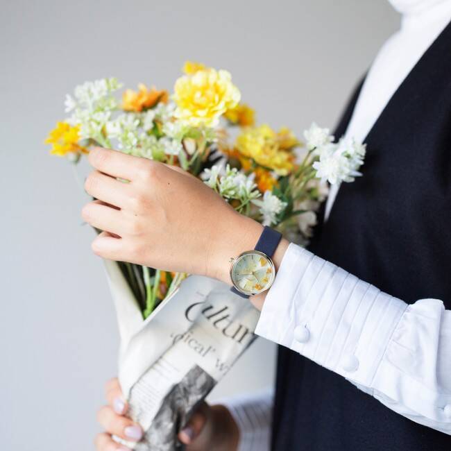 フラワーアーティスト前田有紀の「gui flower design」とコラボした、プリザーブドフラワーを散りばめた腕時計