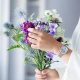 「フラワーアーティスト前田有紀の「gui flower design」とコラボした、プリザーブドフラワーを散りばめた腕時計」の画像1