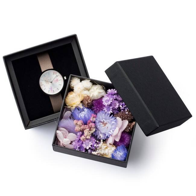 フラワーアーティスト前田有紀の「gui flower design」とコラボした、プリザーブドフラワーを散りばめた腕時計