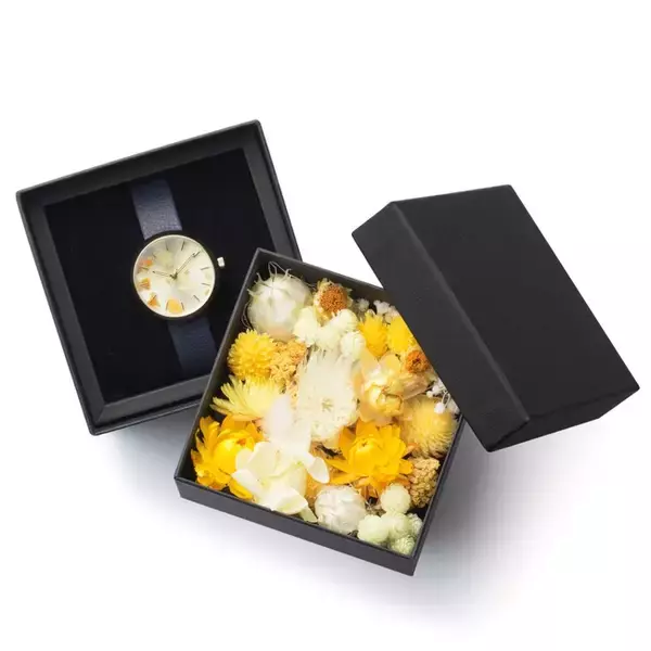 「フラワーアーティスト前田有紀の「gui flower design」とコラボした、プリザーブドフラワーを散りばめた腕時計」の画像