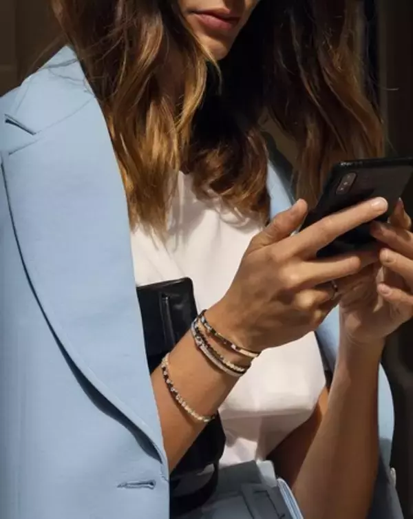 「遊びを入れたファッションコード。ショーメが2020年秋冬ジュエリーコーディネートに素材ミックスを提案」の画像