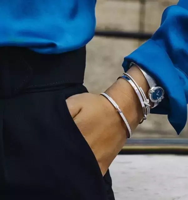 「遊びを入れたファッションコード。ショーメが2020年秋冬ジュエリーコーディネートに素材ミックスを提案」の画像