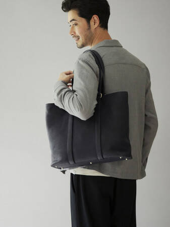 土屋鞄からロングセラーシリーズ「トーンオイルヌメ」に秋冬の季節を楽しむ2色の限定色が登場