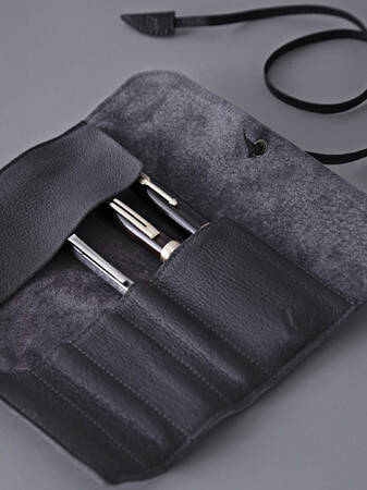 土屋鞄からロングセラーシリーズ「トーンオイルヌメ」に秋冬の季節を楽しむ2色の限定色が登場