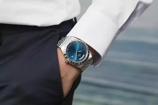 「スイスの腕時計ブランド TUDORから洗練を極めるスポーツシックな「チューダー ロイヤル」が登場」の画像