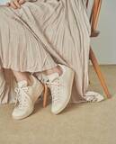 「emmiからソールまでベージュのワントーンでまとめたスタンスミス別注モデルを発売」の画像2