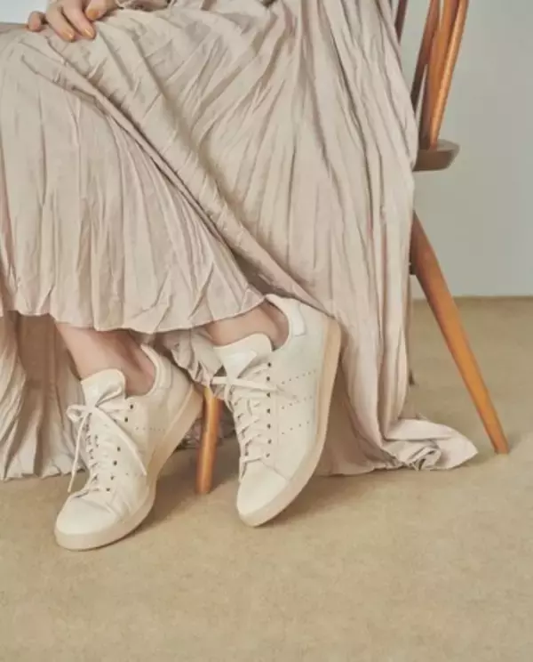 「emmiからソールまでベージュのワントーンでまとめたスタンスミス別注モデルを発売」の画像