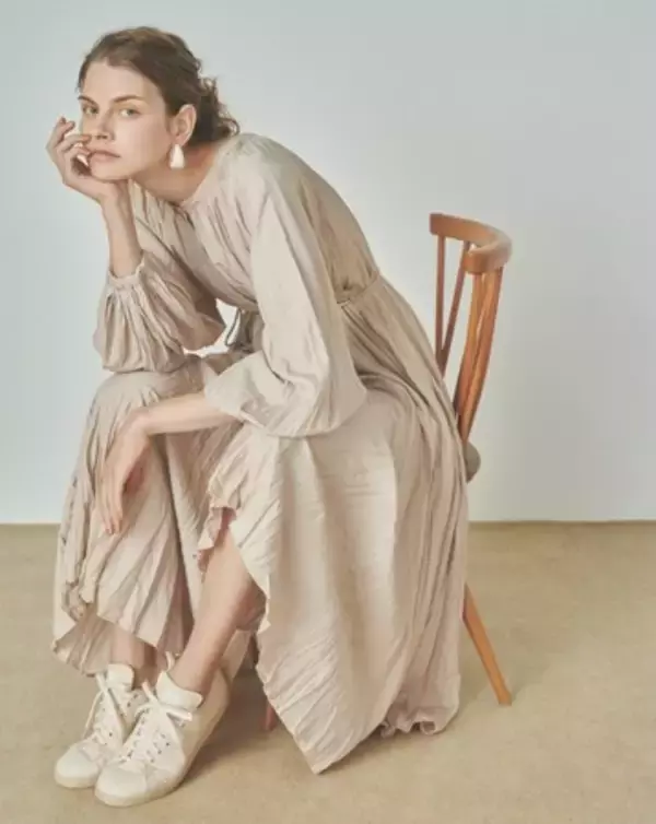 「emmiからソールまでベージュのワントーンでまとめたスタンスミス別注モデルを発売」の画像