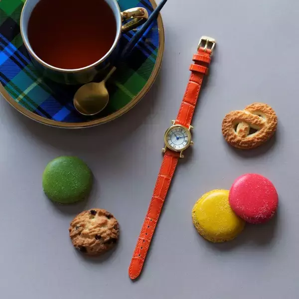 SPICAの新作「マカロン」シリーズは、丸みのあるフォルムに仏ロシェ社のレザーストラップを合わせたエレガントな腕時計