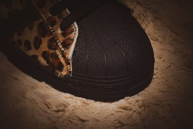 アッパーに大胆なヒョウ柄を採用! アトモス限定のアディダスオリジナルス「SUPERSTAR」登場