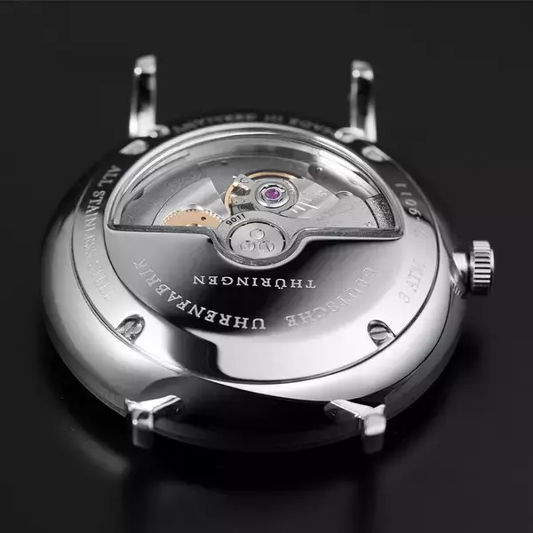 「視認性の高いアラビア数字のインデックス。ドイツの腕時計ブランド「ドゥッファ」からシンプルな機械式時計が登場」の画像