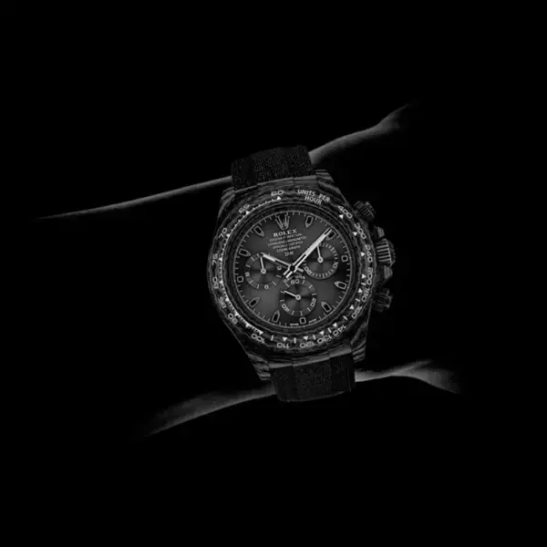 「ケースはカーボンファイバー。DIWによって黒基調にカスタマイズされたデイトナ「ALL BLACK CARBON」」の画像
