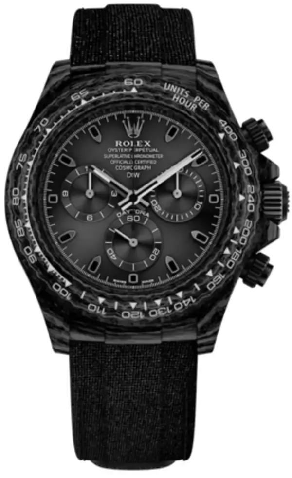 「ケースはカーボンファイバー。DIWによって黒基調にカスタマイズされたデイトナ「ALL BLACK CARBON」」の画像