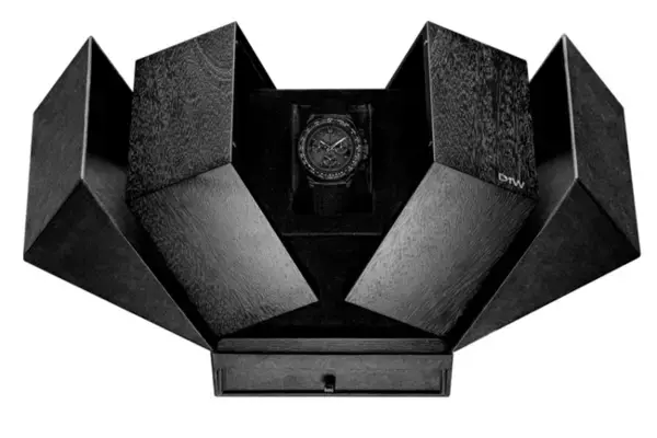 「ケースはカーボンファイバー。DIWによって黒基調にカスタマイズされたデイトナ「ALL BLACK CARBON」」の画像