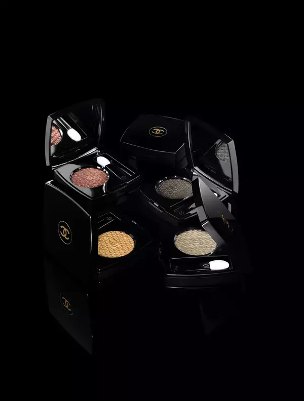 「シャネルの2020ホリデーコレクション、メゾンを象徴するチェーン模様を施したアイシャドウやチーク」の画像