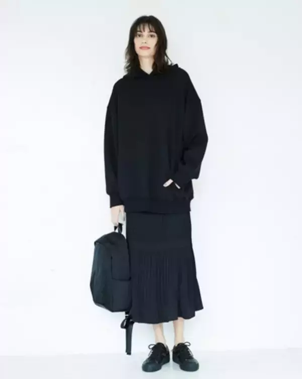 「emmiからイタリア靴ブランド「ASH」別注のオールブラックレザースニーカーが登場」の画像