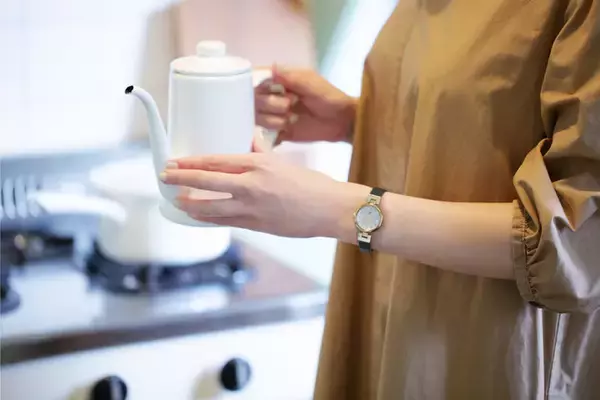 「手元をやさしく彩るニュアンスカラーの腕時計。TiCTAC別注のアニエスベーウオッチ」の画像