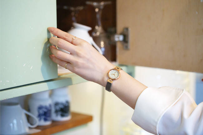 手元をやさしく彩るニュアンスカラーの腕時計。TiCTAC別注のアニエスベーウオッチ