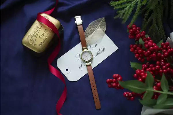 「手元をやさしく彩るニュアンスカラーの腕時計。TiCTAC別注のアニエスベーウオッチ」の画像