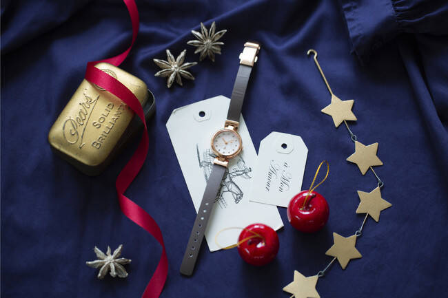 手元をやさしく彩るニュアンスカラーの腕時計。TiCTAC別注のアニエスベーウオッチ