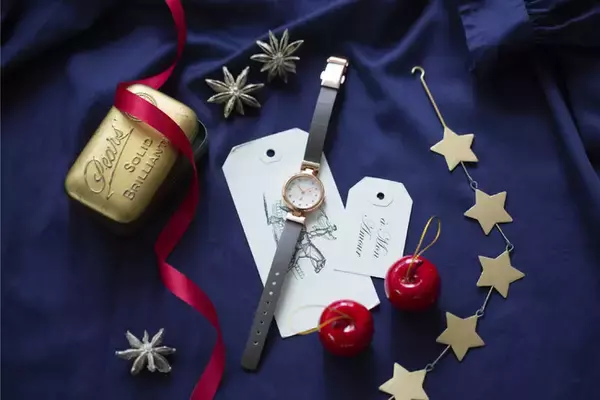 「手元をやさしく彩るニュアンスカラーの腕時計。TiCTAC別注のアニエスベーウオッチ」の画像