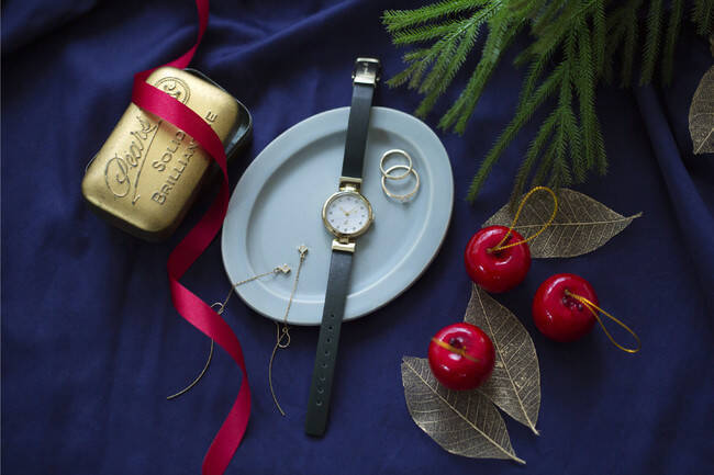 手元をやさしく彩るニュアンスカラーの腕時計。TiCTAC別注のアニエスベーウオッチ