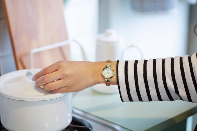 手元をやさしく彩るニュアンスカラーの腕時計。TiCTAC別注のアニエスベーウオッチ